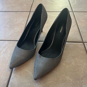 Le Chateau silver  Pointed Toe Heels, women’s size 11